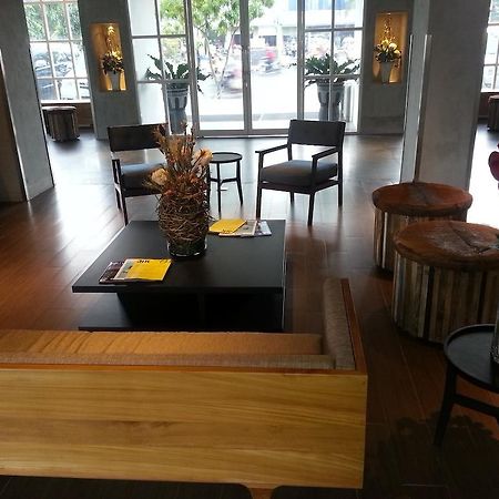 Zoom Smart Hotel Jemursari Surabaya Exteriör bild