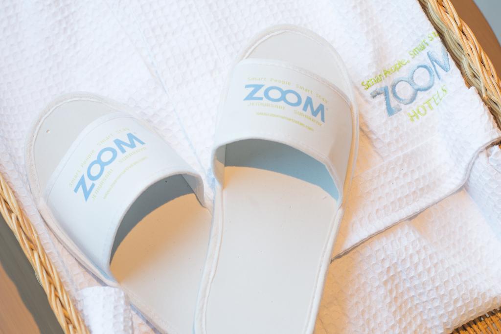 Zoom Smart Hotel Jemursari Surabaya Exteriör bild