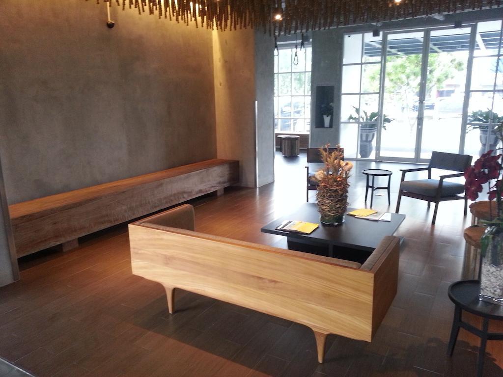 Zoom Smart Hotel Jemursari Surabaya Exteriör bild