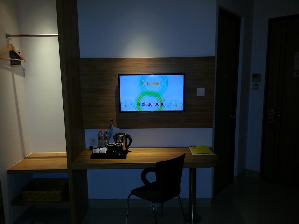 Zoom Smart Hotel Jemursari Surabaya Exteriör bild