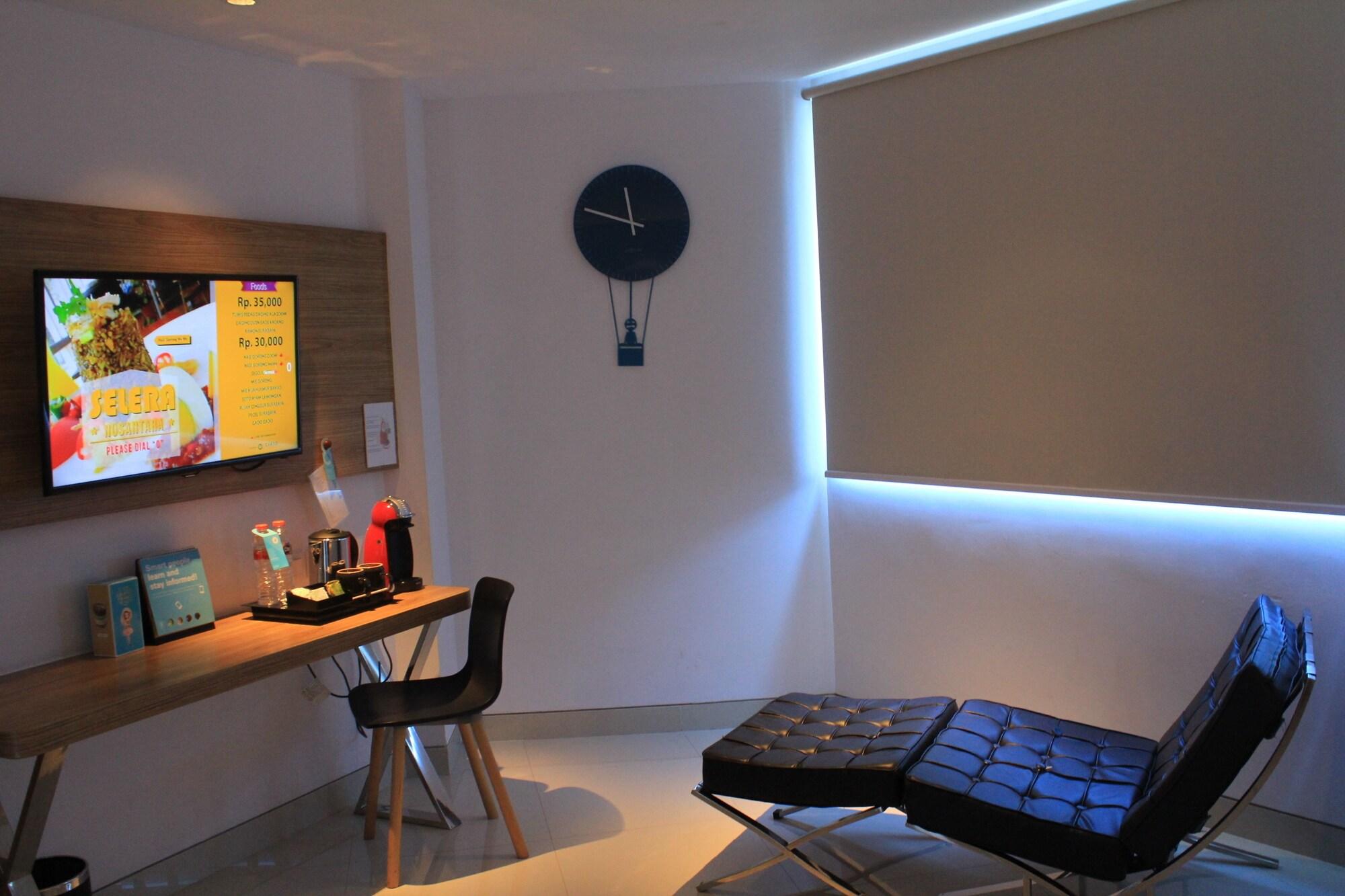 Zoom Smart Hotel Jemursari Surabaya Exteriör bild