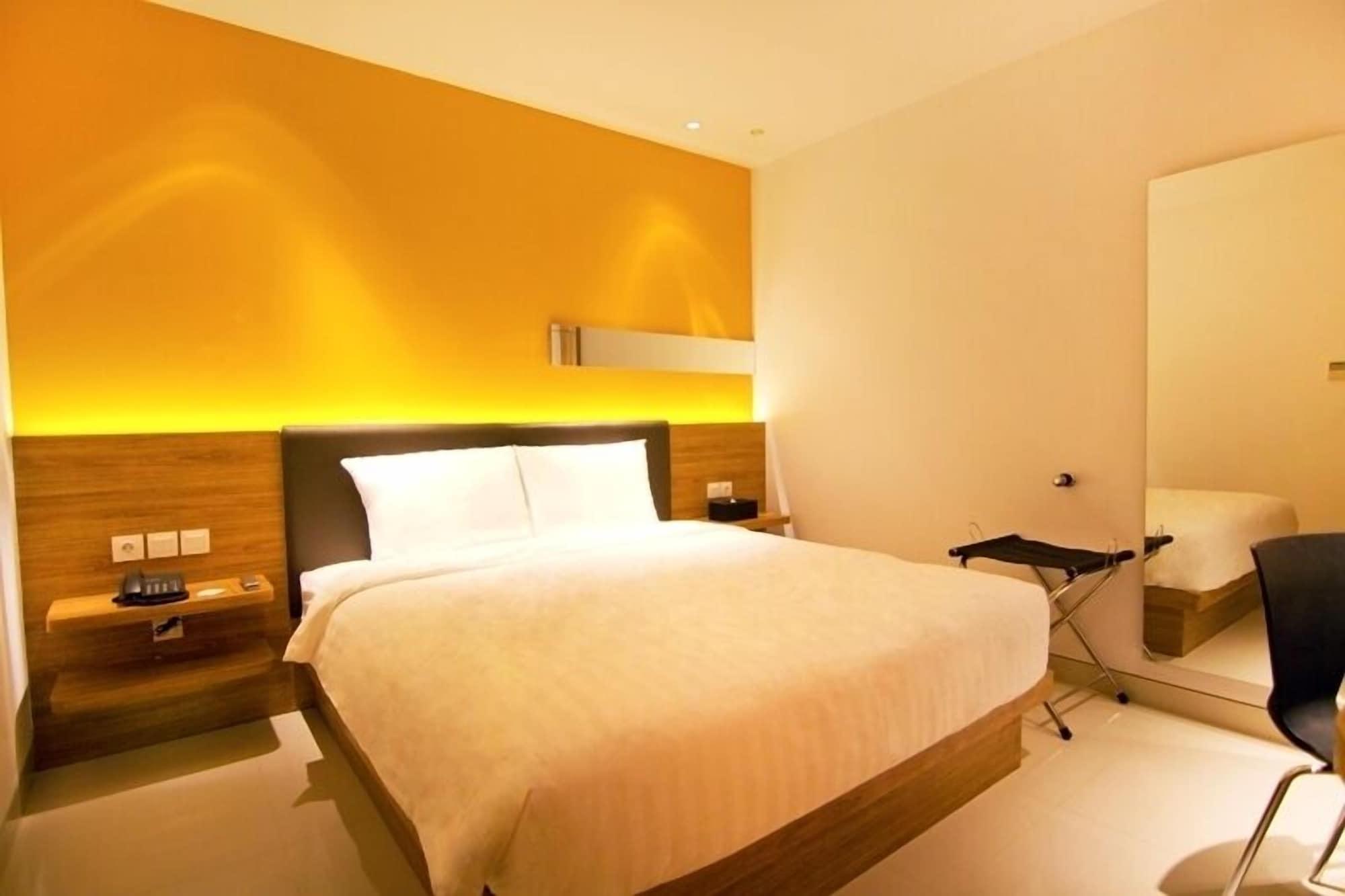 Zoom Smart Hotel Jemursari Surabaya Exteriör bild