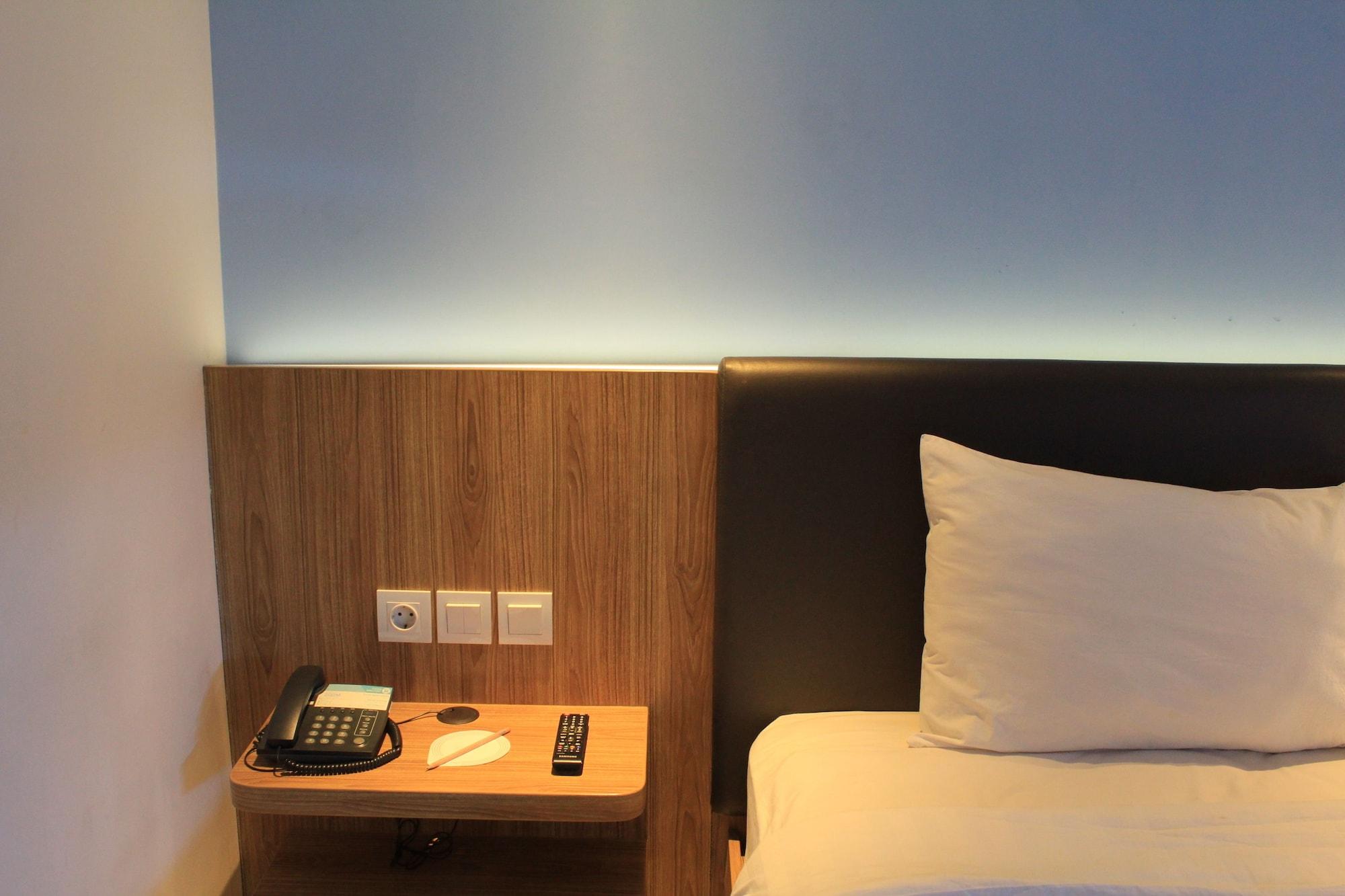 Zoom Smart Hotel Jemursari Surabaya Exteriör bild