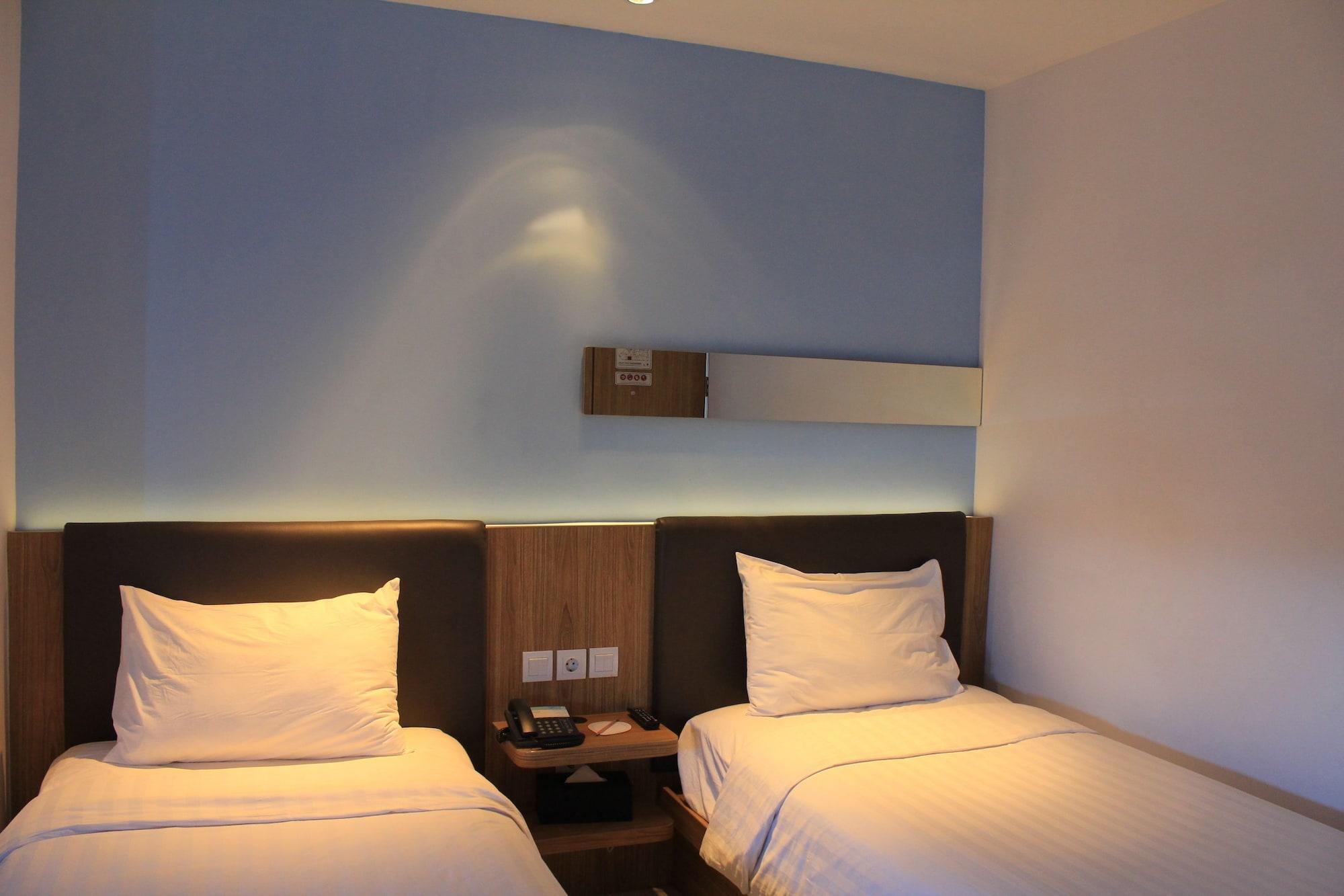 Zoom Smart Hotel Jemursari Surabaya Exteriör bild