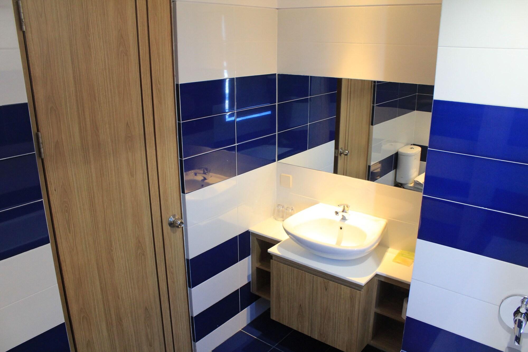 Zoom Smart Hotel Jemursari Surabaya Exteriör bild