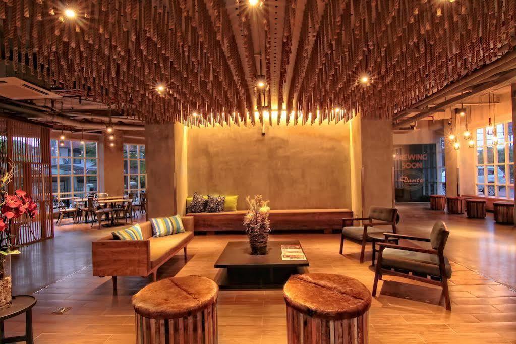Zoom Smart Hotel Jemursari Surabaya Exteriör bild
